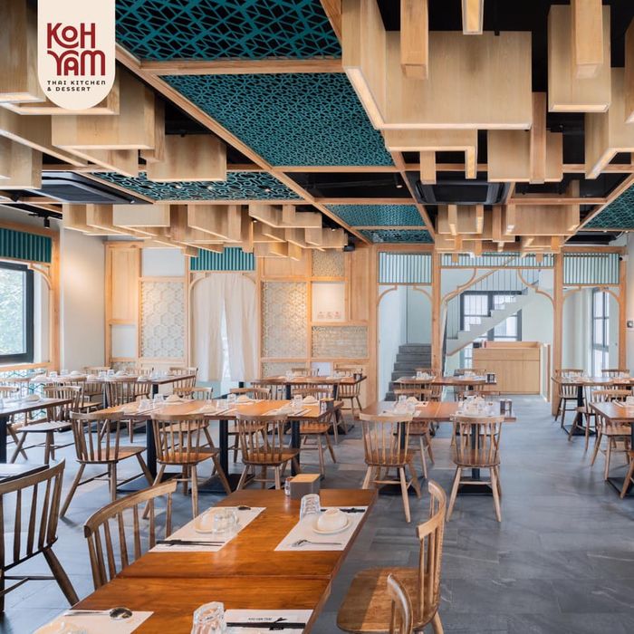Nhà hàng THAI KOH YAM không chỉ nổi bật với hương vị đậm đà mà còn là một không gian ẩm thực sang trọng, lý tưởng để bạn thưởng thức bữa ăn ngon và lưu giữ những khoảnh khắc đẹp cùng bạn bè và người thân. Tại đây, thực khách có thể lựa chọn từ hơn 60 món ăn đa dạng, kết hợp hoàn hảo giữa các vị chua, cay, mặn, ngọt, cùng các món tráng miệng và thức uống thơm ngon.