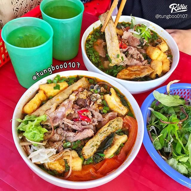 Tô bún riêu thập cẩm đầy đặn tại Quang Trung