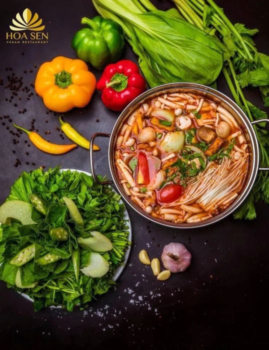 Không gian sang trọng với tông vàng chủ đạo tại Nhà Hàng Chay Hoa Sen - Ảnh 1