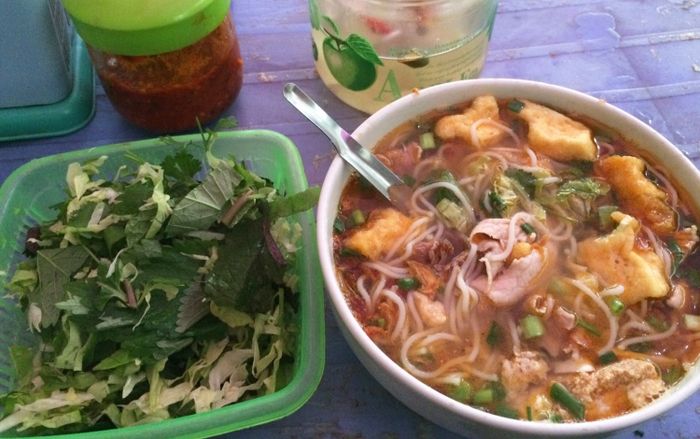 Góc ảnh đầy màu sắc của tô bún riêu truyền thống