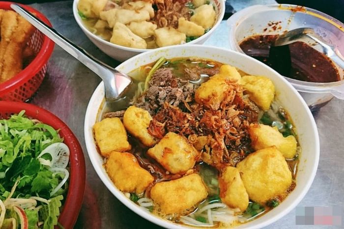 Không gian ấm cúng và tô bún riêu đậm đà tại quán