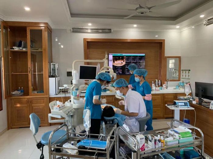 Hình ảnh đội ngũ bác sĩ chuyên nghiệp tại Nha Khoa Đỗ Thuý
