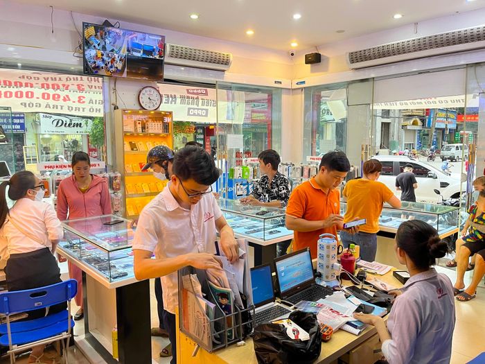 Không gian trải nghiệm sản phẩm chuyên nghiệp tại Phương Linh Mobile