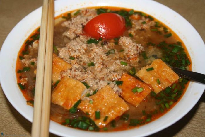 Góc ảnh đầy màu sắc của tô bún riêu Hoàng Kỳ đặc biệt