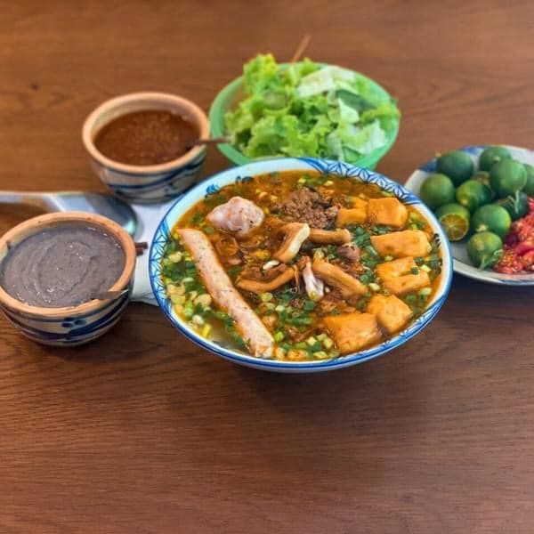 Tô bún riêu thơm ngon đặc biệt tại Cô Hương Béo