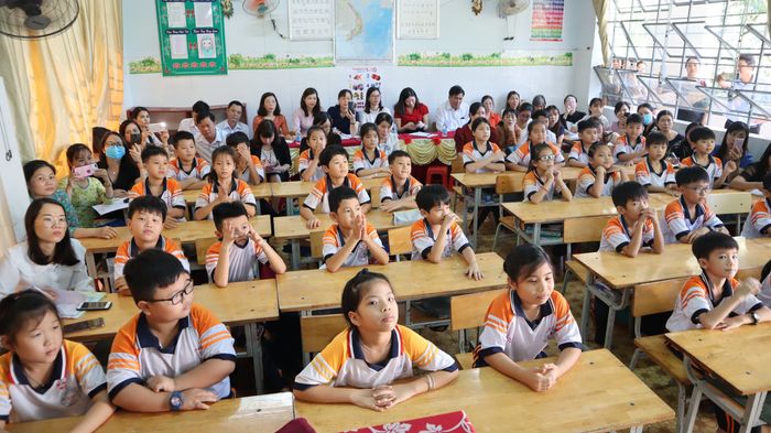Khoảnh khắc học tập đầy hứng khởi tại Trường Tiểu học Tân Bình - nơi những tiết học luôn sinh động và sáng tạo