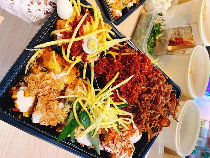 Những món bánh tráng trộn đầy màu sắc tại Hồ Ly Quán