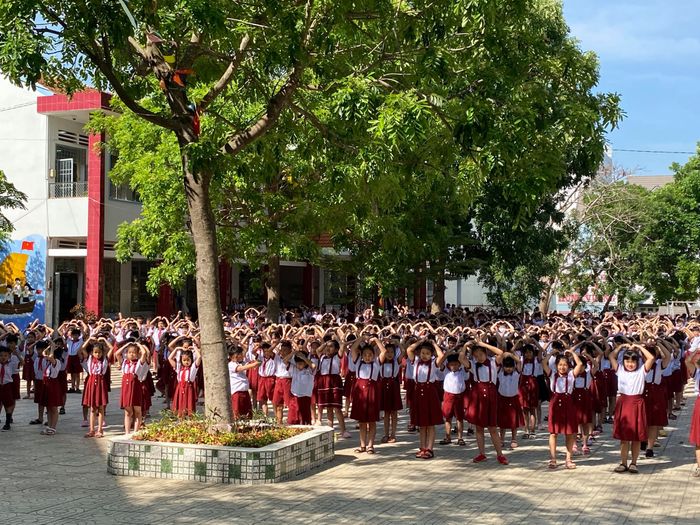 Hình ảnh Trường Tiểu học Tân Bình - không gian xanh mát với cơ sở vật chất hiện đại, đạt chuẩn quốc gia