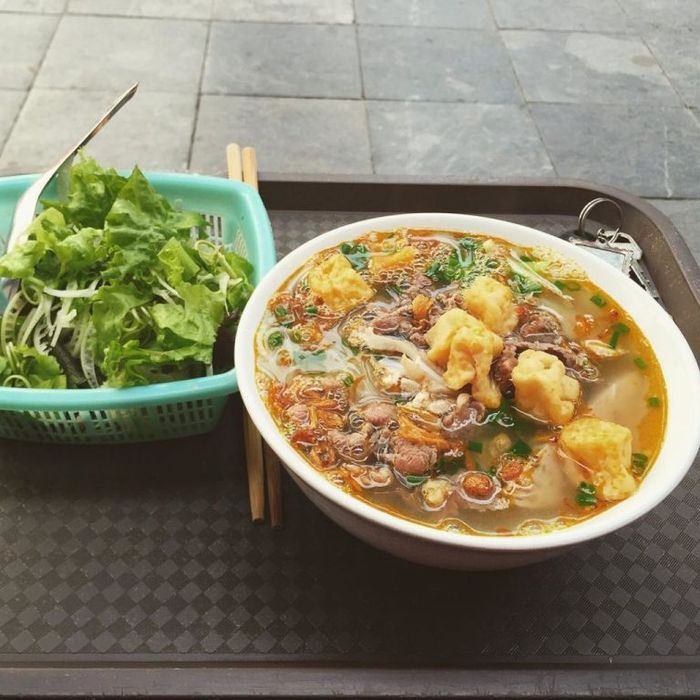 Góc ảnh chân thực về tô bún riêu đặc trưng tại Bát Đàn