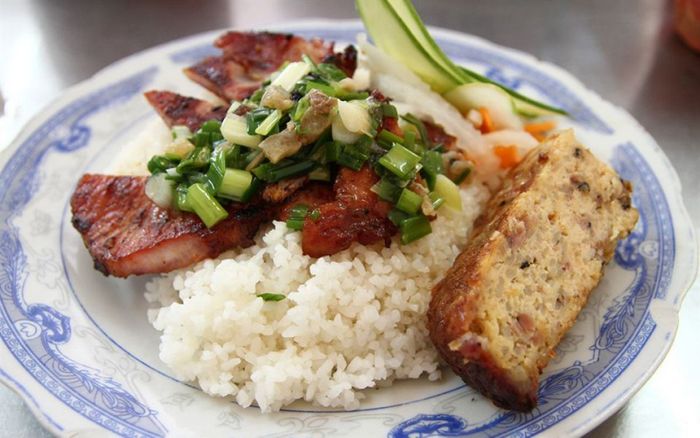 Hình ảnh tô bún thịt nướng đầy màu sắc tại Hai Bê