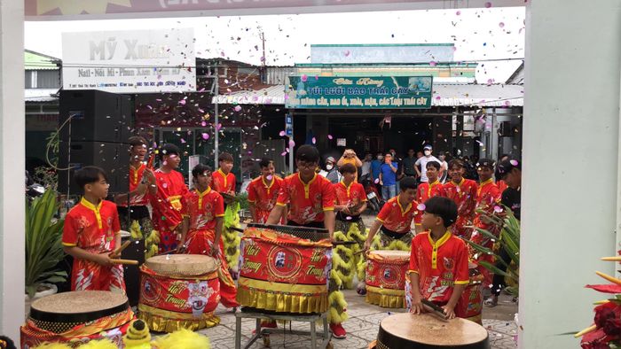 Hình ảnh đội lân Hải Trang Đường biểu diễn ấn tượng