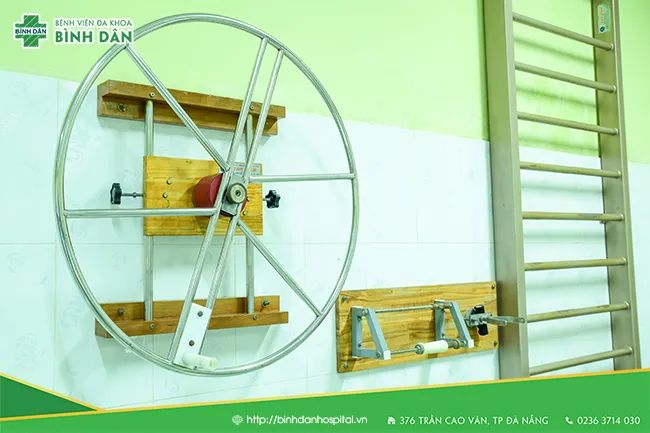 Hình ảnh bệnh nhân đang tập luyện với thiết bị hiện đại tại Khoa Vật lý Trị liệu