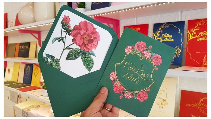 Khám phá vẻ đẹp tinh tế của Thiệp Cưới Mỹ Kim qua bộ ảnh đầu tiên - những thiết kế sang trọng làm say lòng bao cặp đôi.