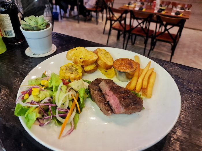 Eat & Meet Restaurant - Không gian sang trọng và món ăn đẳng cấp