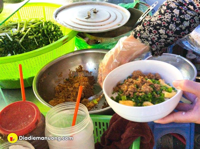 Không gian thoáng đãng và tô bún riêu hấp dẫn