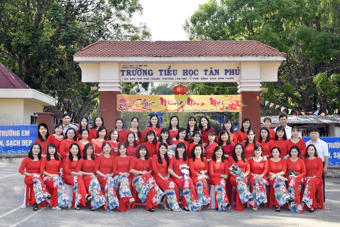 Hình ảnh Trường Tiểu học Tân Phú – góc nhìn tràn đầy sức sống với cơ sở vật chất khang trang, xanh mát bóng cây.