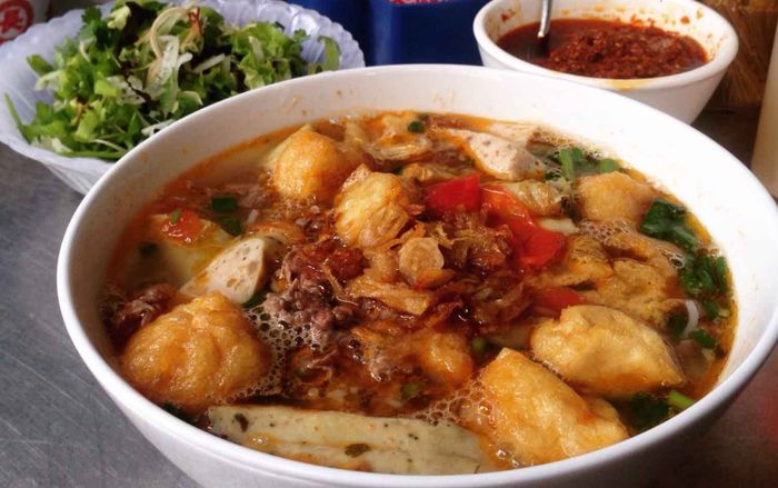 Khoảnh khắc thưởng thức bún riêu đúng điệu tại Hàng Lược