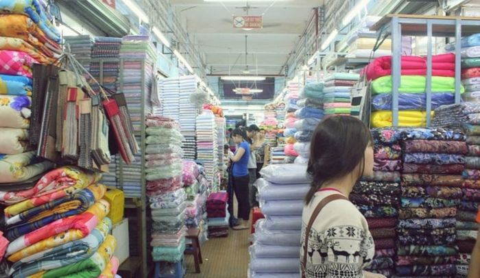 Không gian buôn bán sôi động tại Chợ Tân Bình