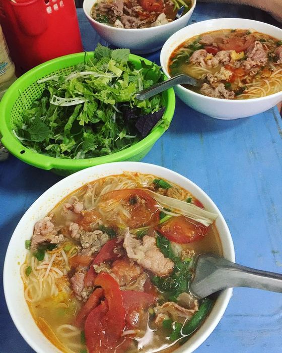 Tô bún riêu thập cẩm đầy ắp nguyên liệu tại Hàng Lược