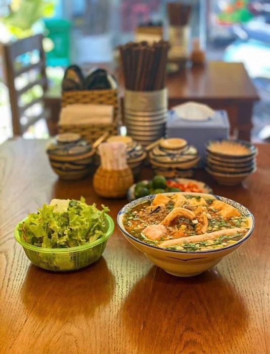 Không gian ấm cúng và tô bún riêu thơm ngon tại quán