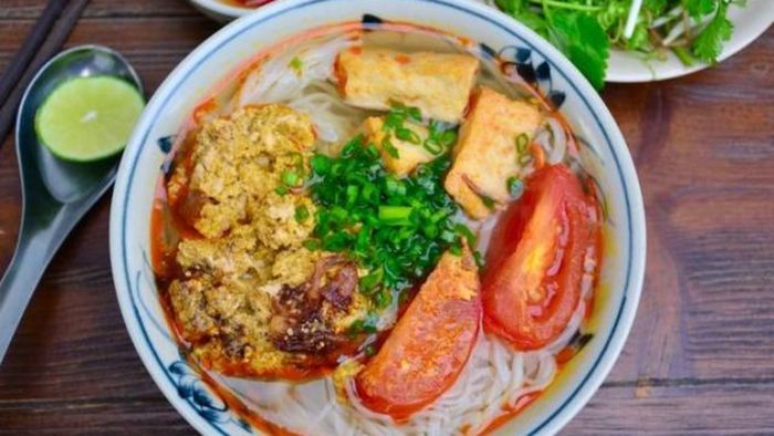 Không gian ấm cúng và tô bún riêu đặc trưng tại Hàng Bạc