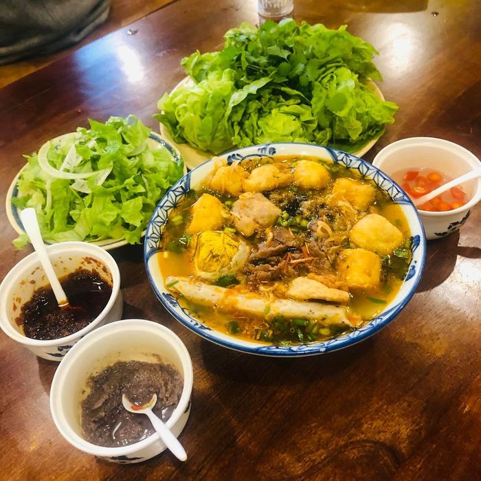 Góc ảnh chân thực về tô bún riêu đặc biệt tại Cô Hương Béo