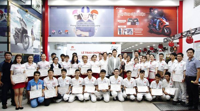 [Hình ảnh] Đội ngũ kỹ thuật viên Tiến Thu đang bảo dưỡng xe với trang thiết bị hiện đại