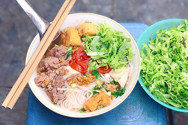 Không gian ấm cúng và tô bún riêu đặc biệt tại Bát Đàn