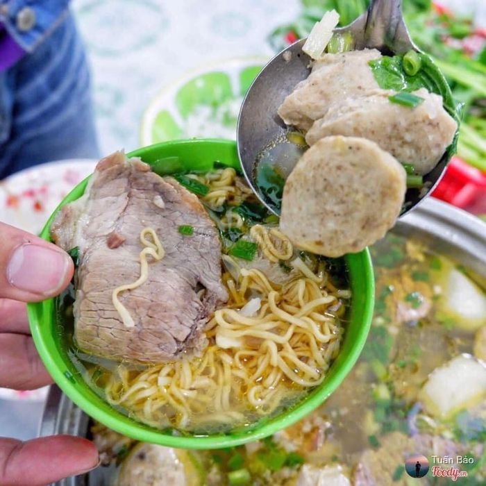 Hình ảnh lẩu bò thơm ngon đặc trưng tại quán Chợ Lớn