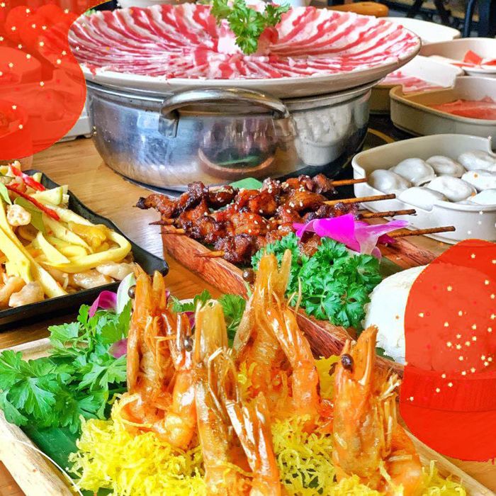 Lẩu Thái Bò Mỹ tại <i>Thai Deli</i> được phục vụ với mức giá vô cùng hợp lý, chỉ 160.000 đồng/người, bạn đã có thể thưởng thức một bữa ăn thoải mái. Nếu muốn nâng cấp trải nghiệm, bạn có thể chọn set 199.000 đồng/người, với 45 món ăn đặc sắc từ bếp trưởng và một lẩu Thái hấp dẫn, phục vụ không giới hạn. Đây là món ăn lý tưởng cho những nhóm bạn hay gia đình muốn tận hưởng trọn vẹn không khí ẩm thực Thái Lan.</content>