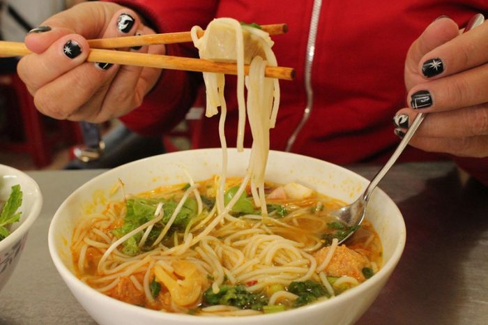 Hình ảnh chân thực về không gian ấm cúng tại quán Bún chả cá Cô Sương