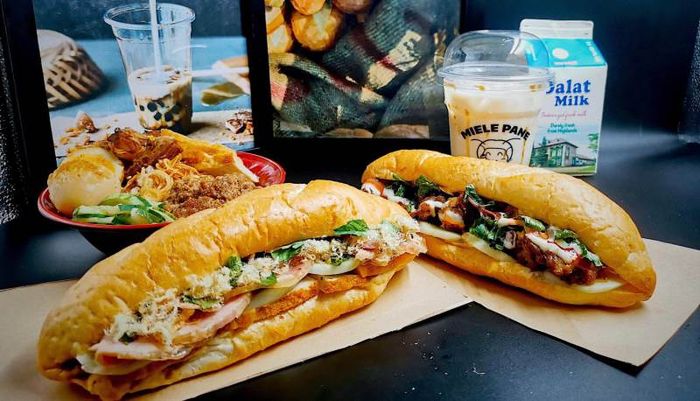Hình ảnh đặc sắc về không gian ấm cúng tại Bánh Mì Thanh Xuân