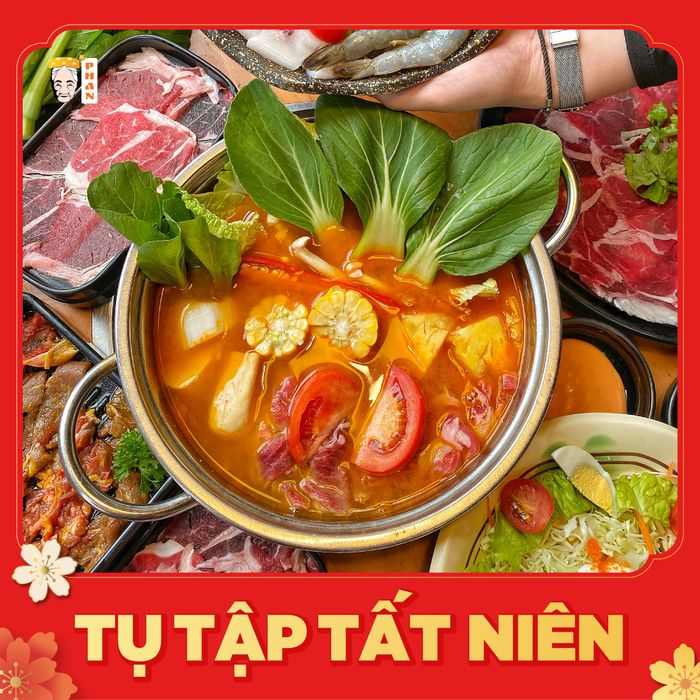 Lẩu Phan Láng Hạ không chỉ thu hút khách nhờ vào món ăn ngon mà còn nổi bật với không gian rộng rãi và hiện đại. Với sức chứa lên đến 500 khách, không gian của nhà hàng được thiết kế tinh tế, hiện đại với những điểm nhấn màu cam năng động, tạo cảm giác vui tươi và đầy sức sống. Đây là địa điểm lý tưởng cho các dịp tụ họp bạn bè, gia đình, hay những bữa tiệc sinh nhật đầy ý nghĩa.