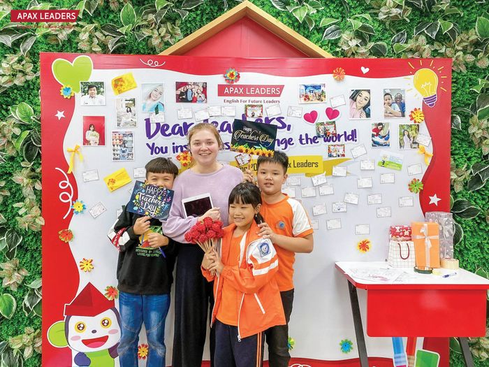 Hình ảnh lớp học sinh động tại Apax English