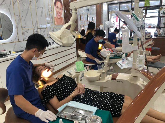 Hình ảnh đội ngũ bác sĩ chuyên môn cao tại Nha Khoa Tuấn Hùng