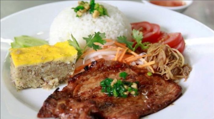 Hình ảnh đĩa cơm tấm Ba Ghiền vàng ruộm đầy quyến rũ