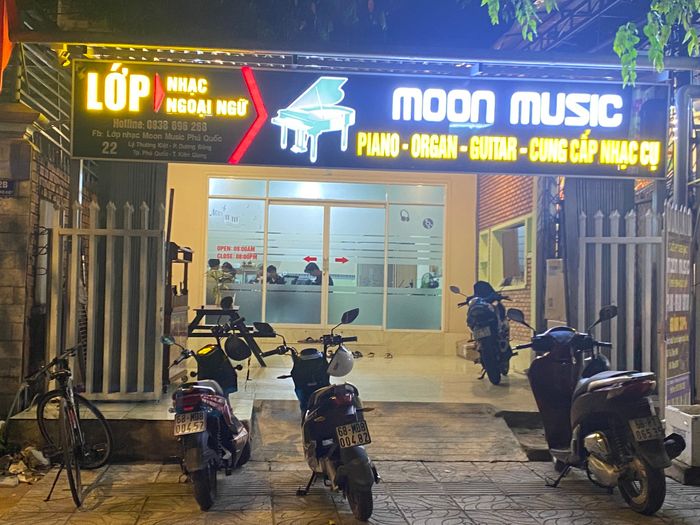 Học viên say mê luyện tập cùng giảng viên Moon Music