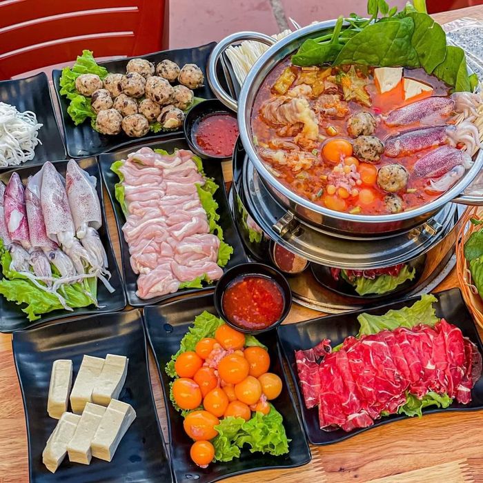 Nhà Hàng Hoàng Giang ảnh 1 - Góc nhìn chân thực về không gian ấm cúng, nơi những món ăn dân dã được trình bày tinh tế.