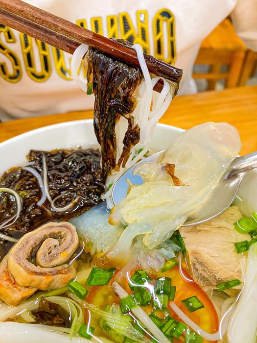 Ảnh 3: Tô bún cá Hạnh Nhiên với chả cá vàng ươm và sứa giòn tươi