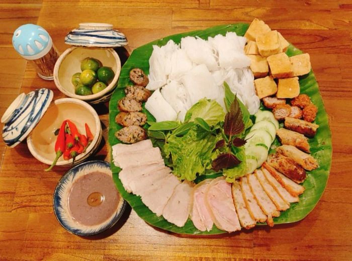 Mẹt bún đậu thập cẩm đầy màu sắc tại Bún Đậu Sen Quán