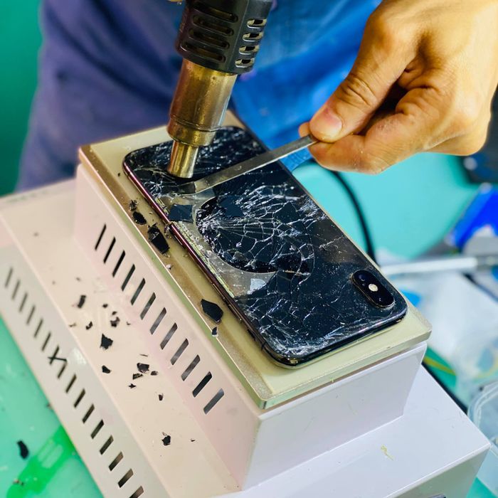 Không gian làm việc chuyên nghiệp tại cửa hàng sửa chữa Tân Á Long