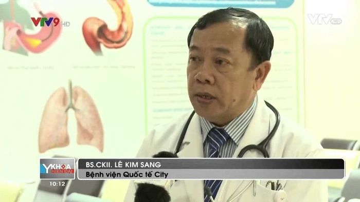 Hình ảnh BS CKII Lê Kim Sang trong phòng nội soi