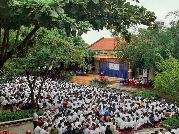 Hình ảnh thứ hai về THPT Trần Bình Trọng - khắc họa không gian xanh mát cùng những hoạt động học tập sôi nổi của thầy và trò