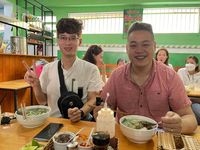 Ảnh 2: Tô bún cá Cô Ba với nước dùng trong vắt và chả cá vàng ươm