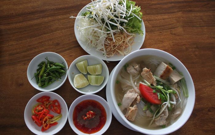 Ảnh 2: Tô bún cá Lá Song Ngư với chả cá vàng giòn và rau sống tươi ngon