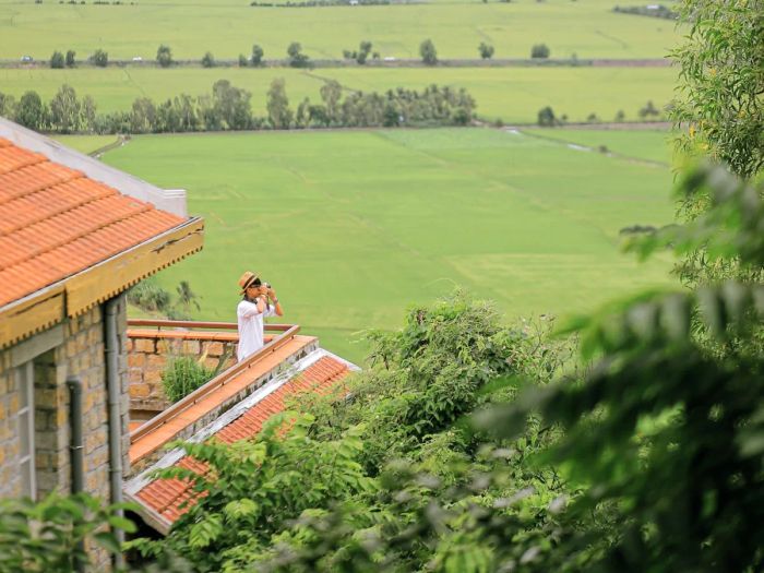 Kiến trúc độc đáo của Victoria Nui Sam Lodge dưới chân núi Sam