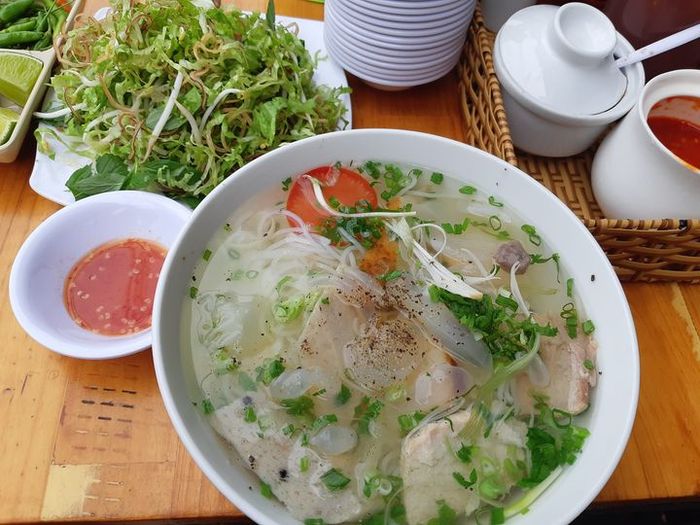 Hình ảnh tô bún cá thơm ngon với chả cá vàng ruộm tại Bún cá Cô Ba