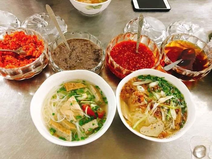 Ảnh 3: Không gian ấm cúng và món bún cá đặc biệt tại quán