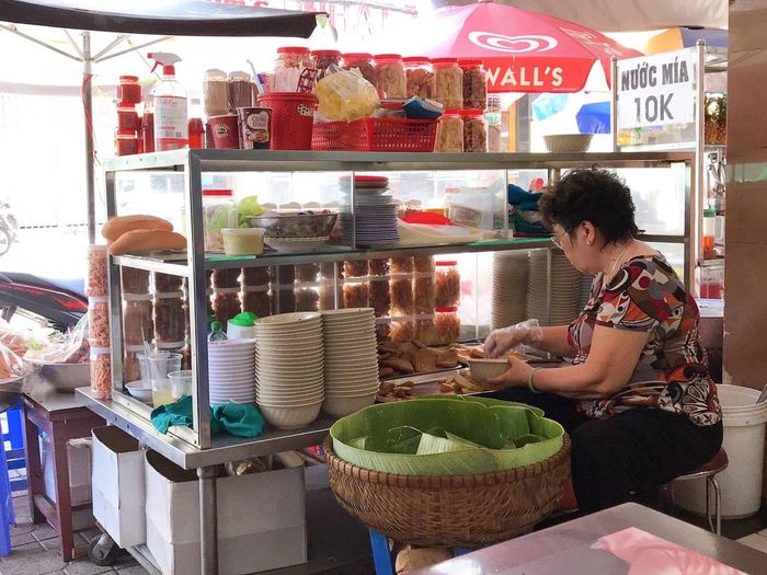 Hình ảnh tô bún cá đầy ắp hải sản tại Bún Cá Sứa Năm Beo