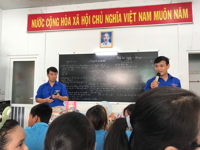 Hình ảnh thứ hai về THPT Lý Tự Trọng - ghi lại những khoảnh khắc sinh động trong giờ học và hoạt động ngoại khóa đầy nhiệt huyết
